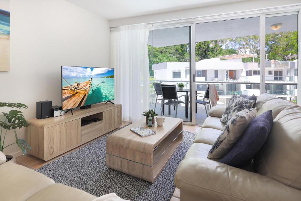 努萨角The Cove Noosa - Apartment 16的带沙发和平面电视的客厅