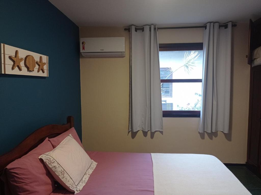 布希奥斯Le Corsaire的一间卧室设有一张床和一个窗口