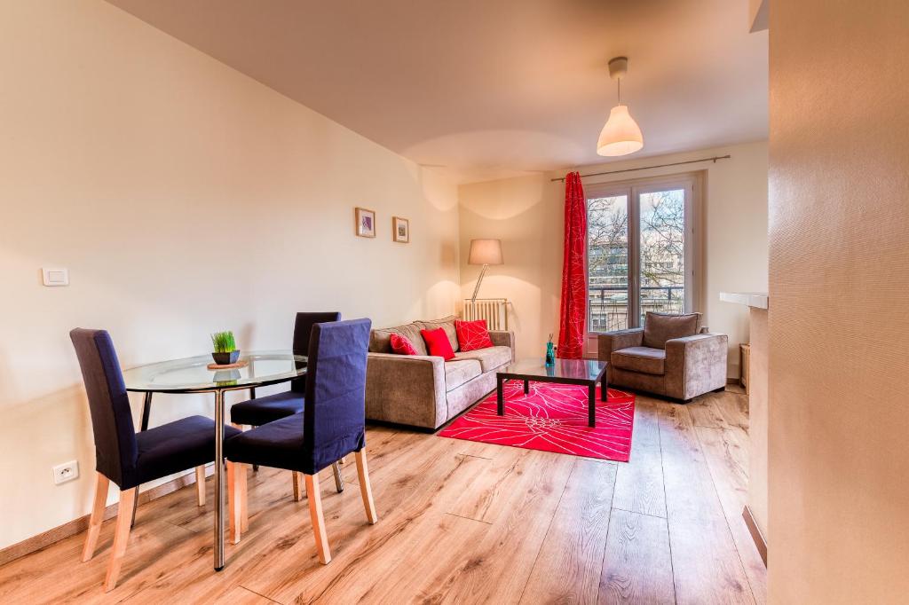 勒阿弗尔莱斯公寓 - 圣若瑟勒阿弗尔中心的客厅配有桌椅和沙发