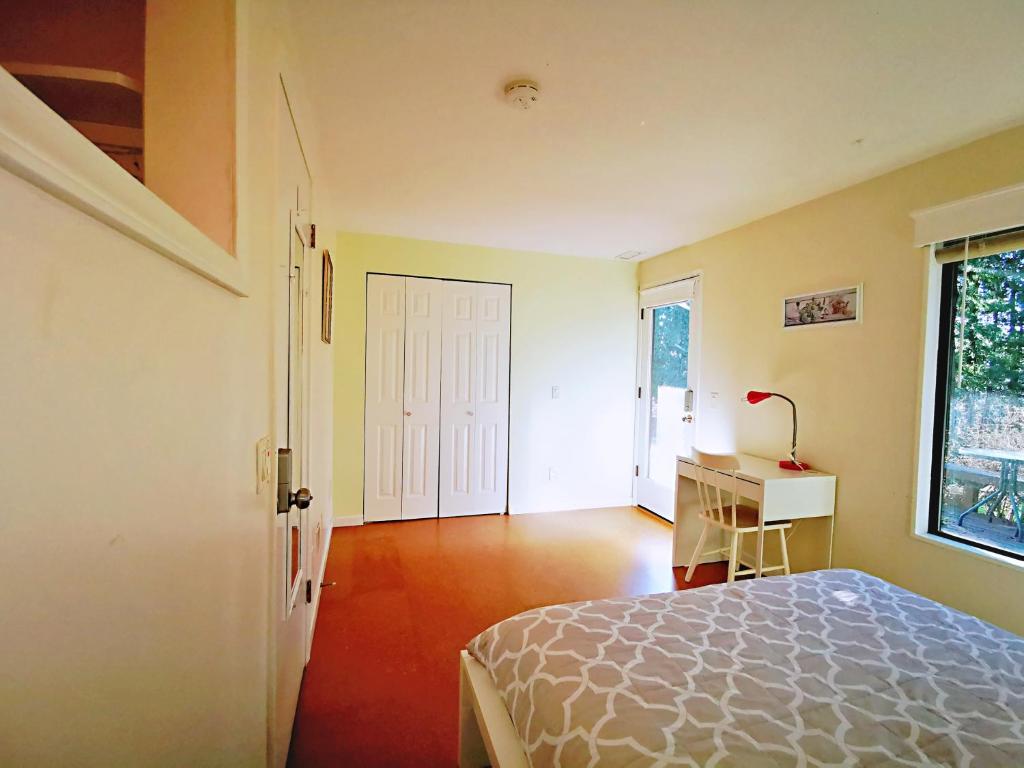 伊瑟阔City Oasis的一间卧室配有一张床、一张书桌和一个窗户。