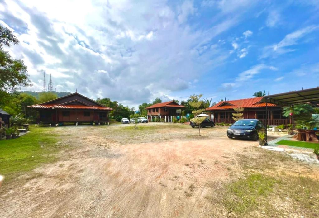 瓜拉丁加奴Inap Nekmi Kuala Terengganu With Pool的前面有停车位的房子