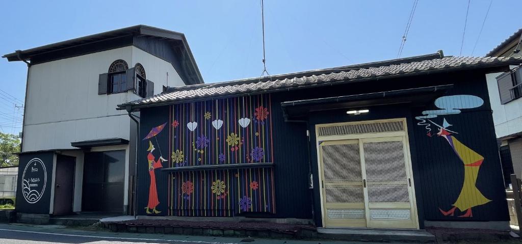 Ichinomiya宿いちのみや的一面有壁画的建筑