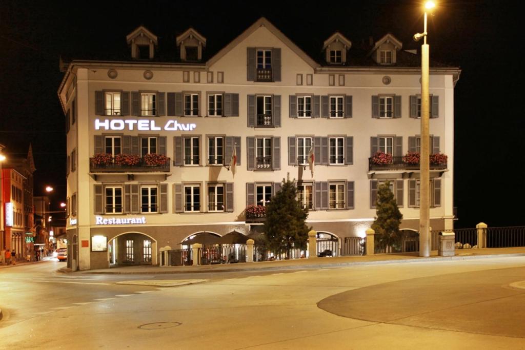 库尔HotelChur.ch的夜间标有标志的酒店大楼
