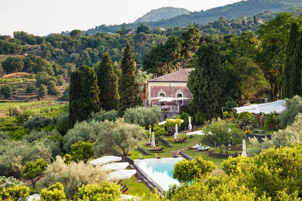 扎费拉纳-埃特内阿梦纳琪旅馆的享有带游泳池和树木的别墅的空中景致