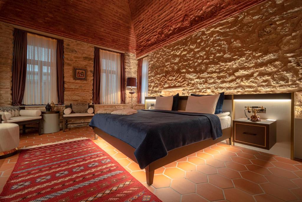 伊斯坦布尔Han 1772 Hotel的一间卧室,卧室内配有一张大床