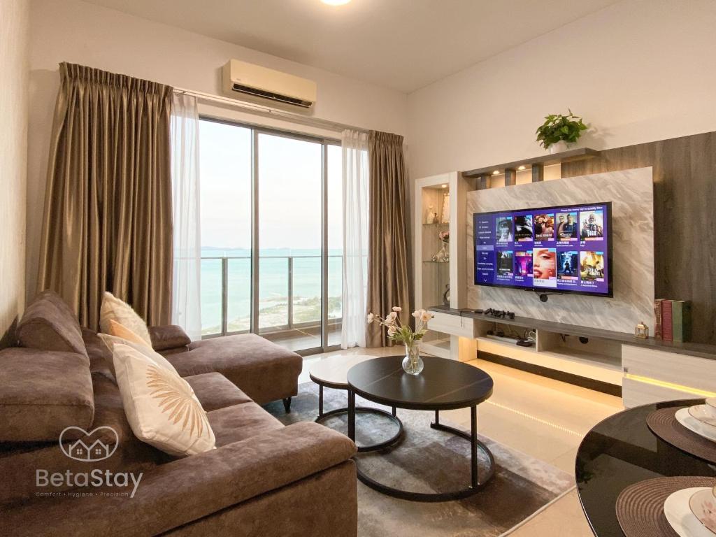 马六甲Seaview Suite SS Melaka by BetaStay的带沙发和平面电视的客厅