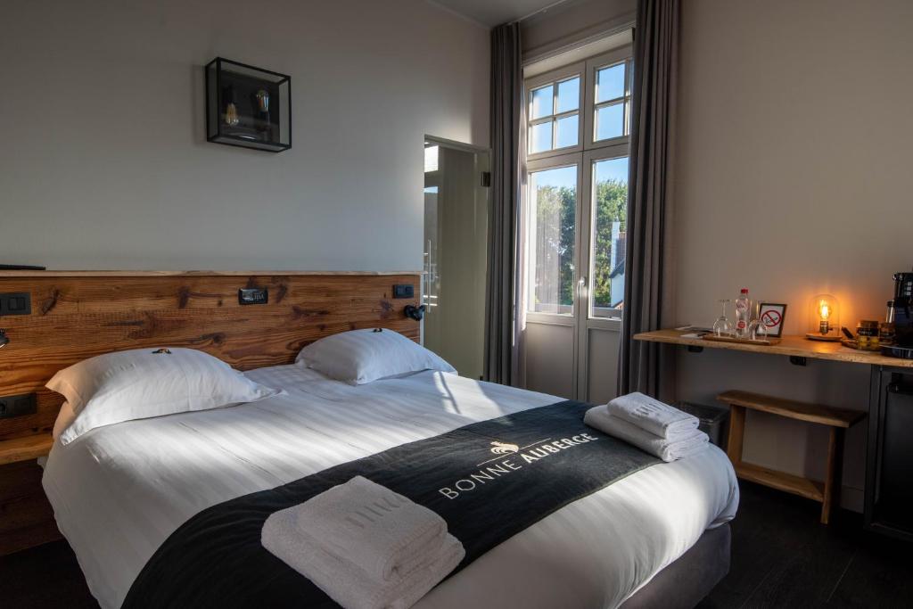 德哈恩Hotel Bonne Auberge (Adults Only)的酒店客房,配有带毛巾的床