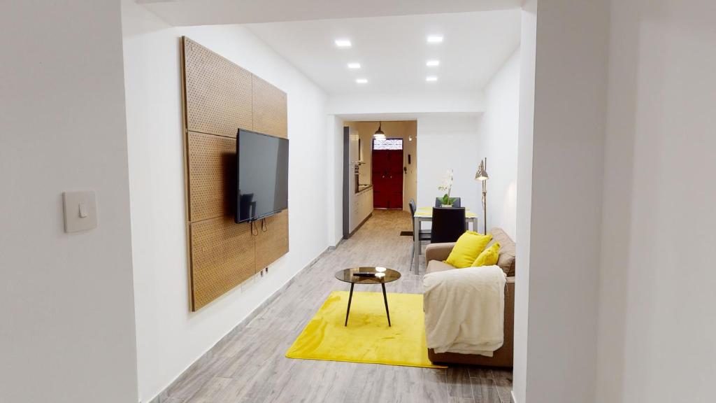 瓦莱塔Central Valletta - 1 Bedroom maisonnette的客厅配有沙发和墙上的电视