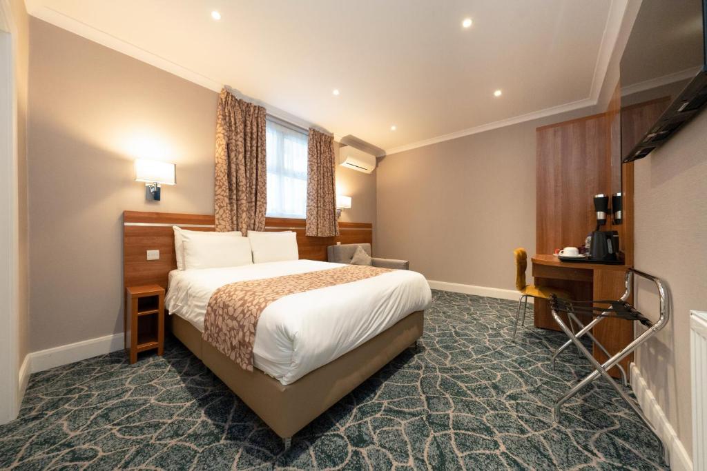 伦敦Park Avenue Bayswater Inn Hyde Park的酒店客房设有床和窗户。