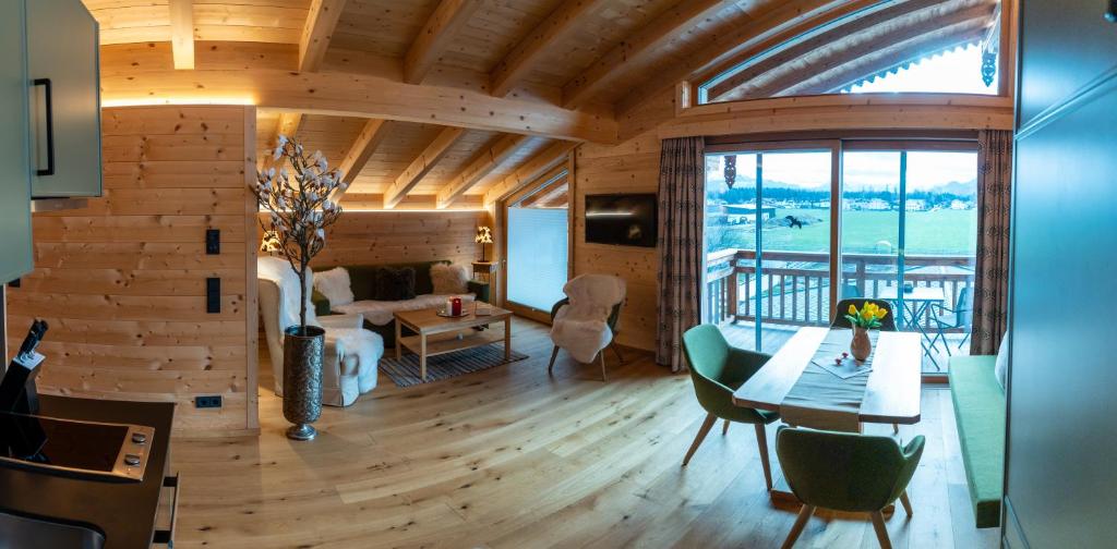 HimmelreichMadlhof的客厅设有木制天花板和桌椅