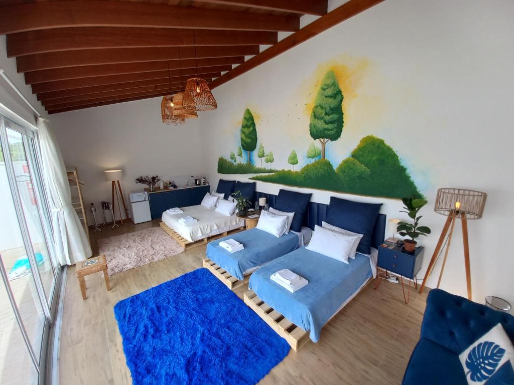 皮拉茹Casa francesa de Piraju的客厅配有蓝色的沙发和墙上的绘画
