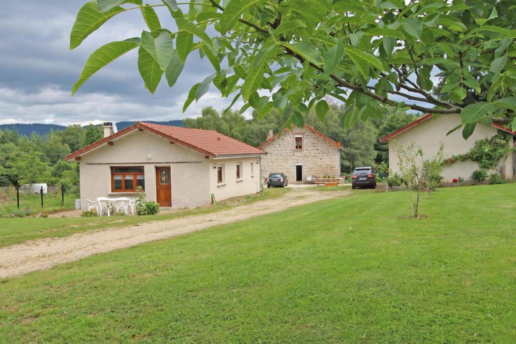 Peyrat-le-ChâteauAu bon accueil的前面有绿色草坪的房子