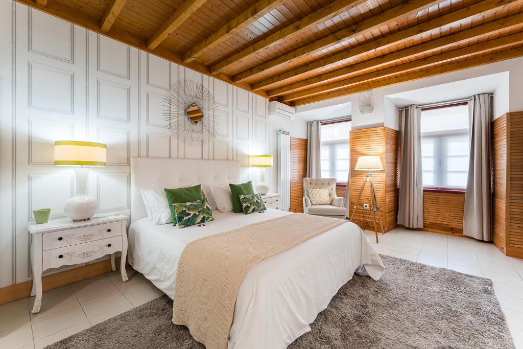科英布拉R3 Service - Five Senses in Coimbra的卧室配有带绿色枕头的大型白色床