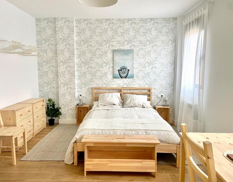 Casas La Fuente de Saelices - Alojamiento rural的一间卧室配有一张带木制床架的床