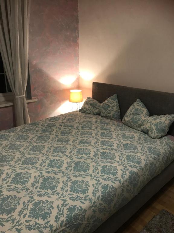 Abbey WoodLarge double room next to Elisabeth Line的一间卧室配有一张带蓝色和白色棉被的床