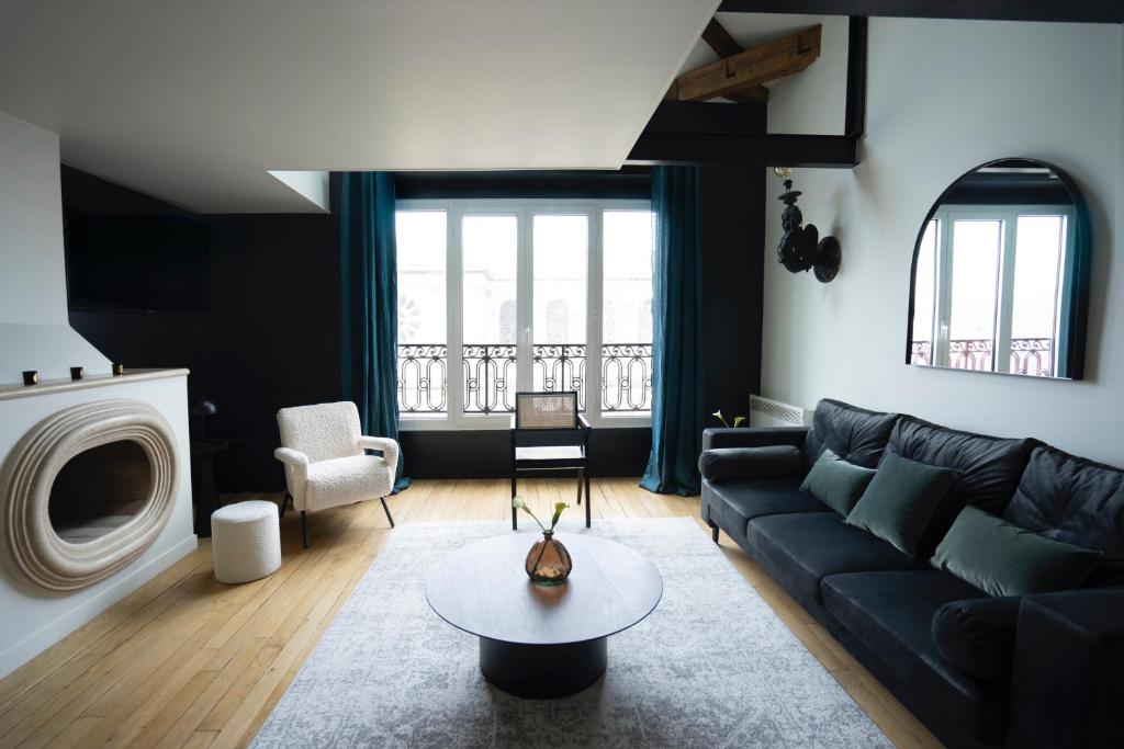 巴黎密斯豪德公寓式酒店的客厅配有沙发和桌子