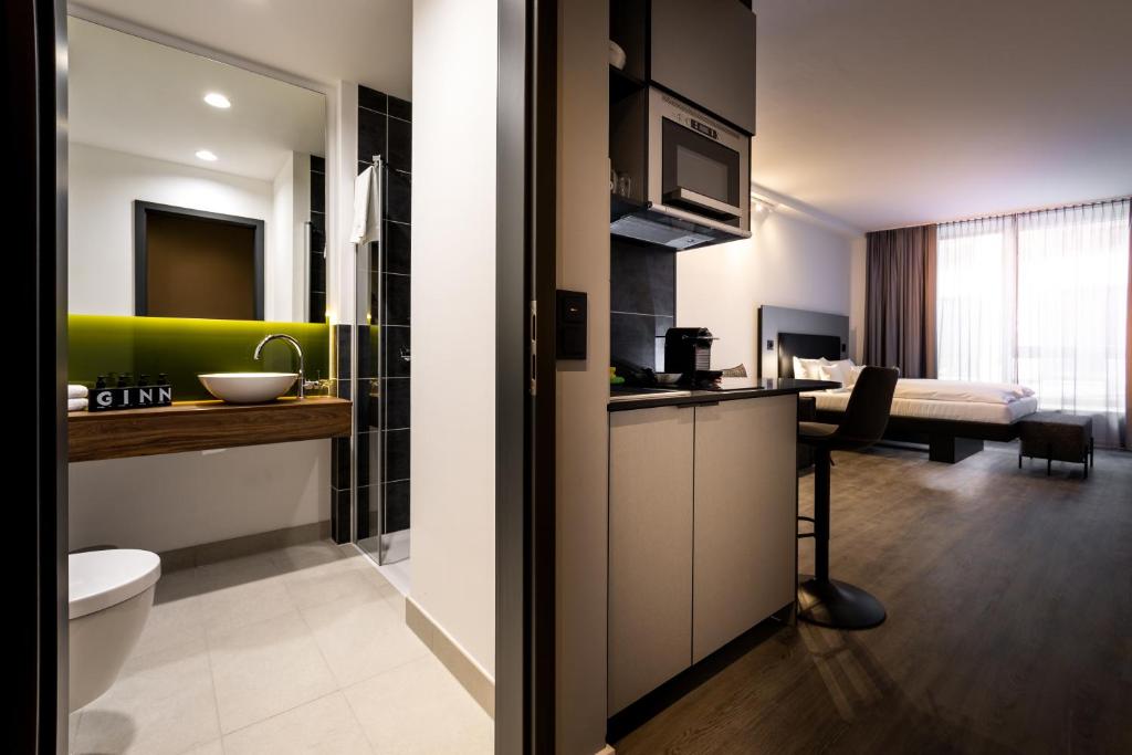 埃斯林根GINN Apartment-Hotel Stuttgart-Esslingen的客房内设有带水槽和卫生间的浴室
