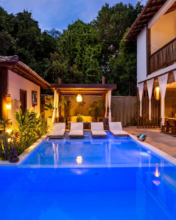 阿拉亚尔达茹达Cottage Bahia的一个带椅子的游泳池