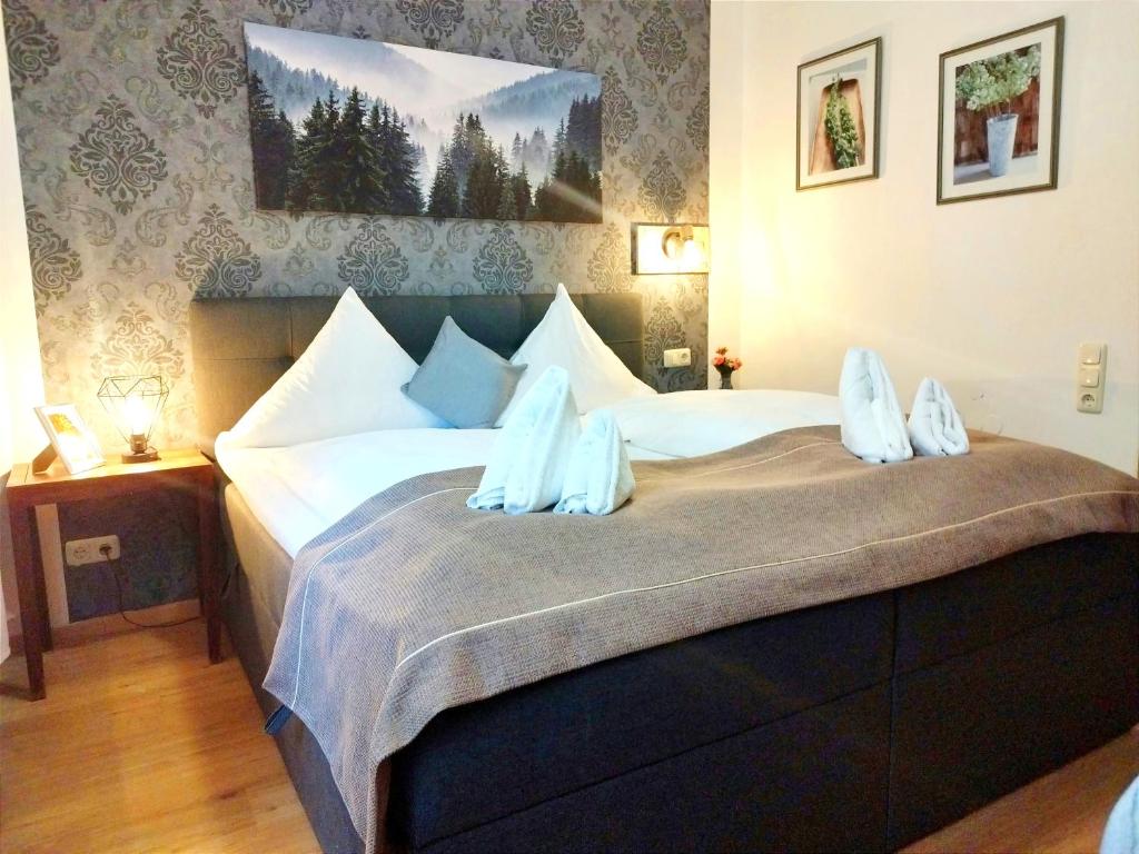 德根多夫Stadthotel Deggendorf的一间卧室配有一张带蓝色枕头的大床