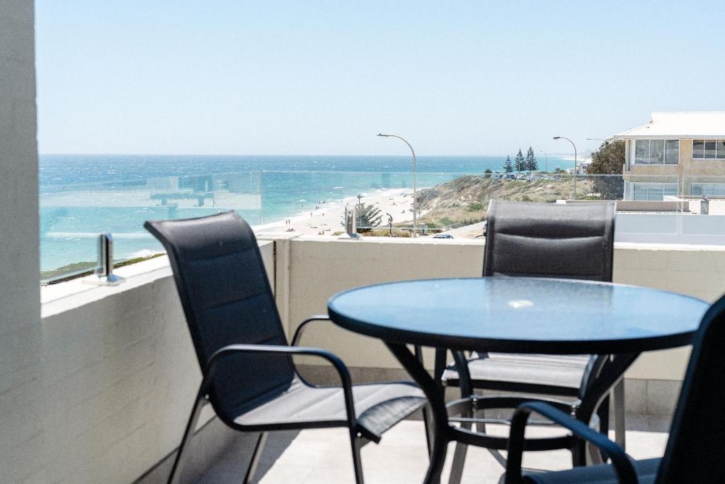 珀斯Cottesloe Beach View Apartments #11的海滩景阳台配有桌椅