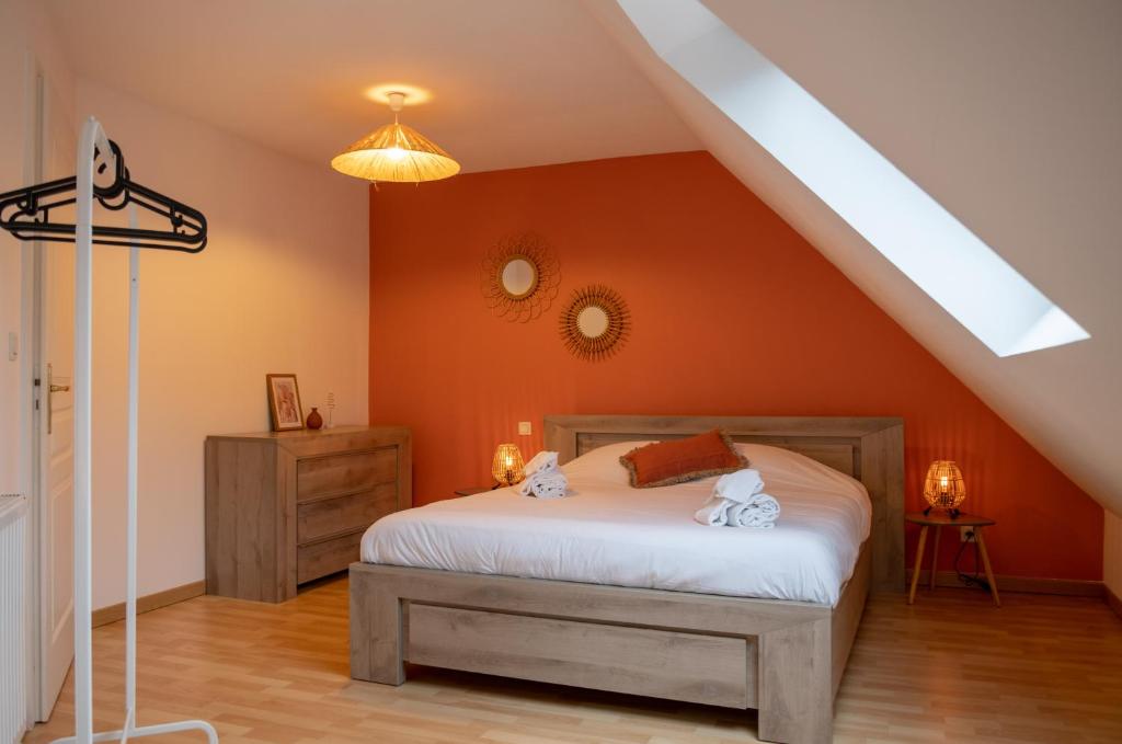 阿格诺Maison - Le Terra Verde - Terrasse的一间卧室配有橙色墙壁的床