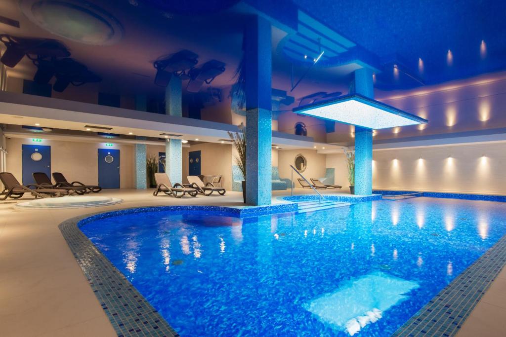 加茨比亚格拉宝蓝酒店的蓝色灯光下酒店的大型游泳池
