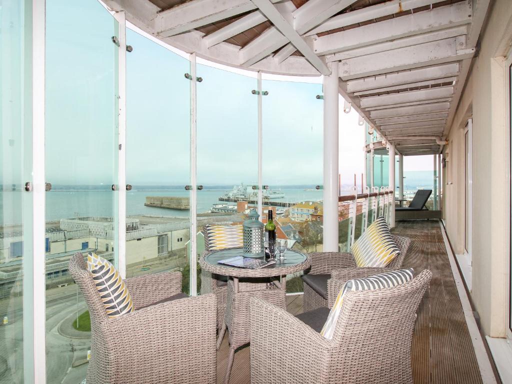 波特兰Bear's Apartment的阳台配有桌椅,享有海景。