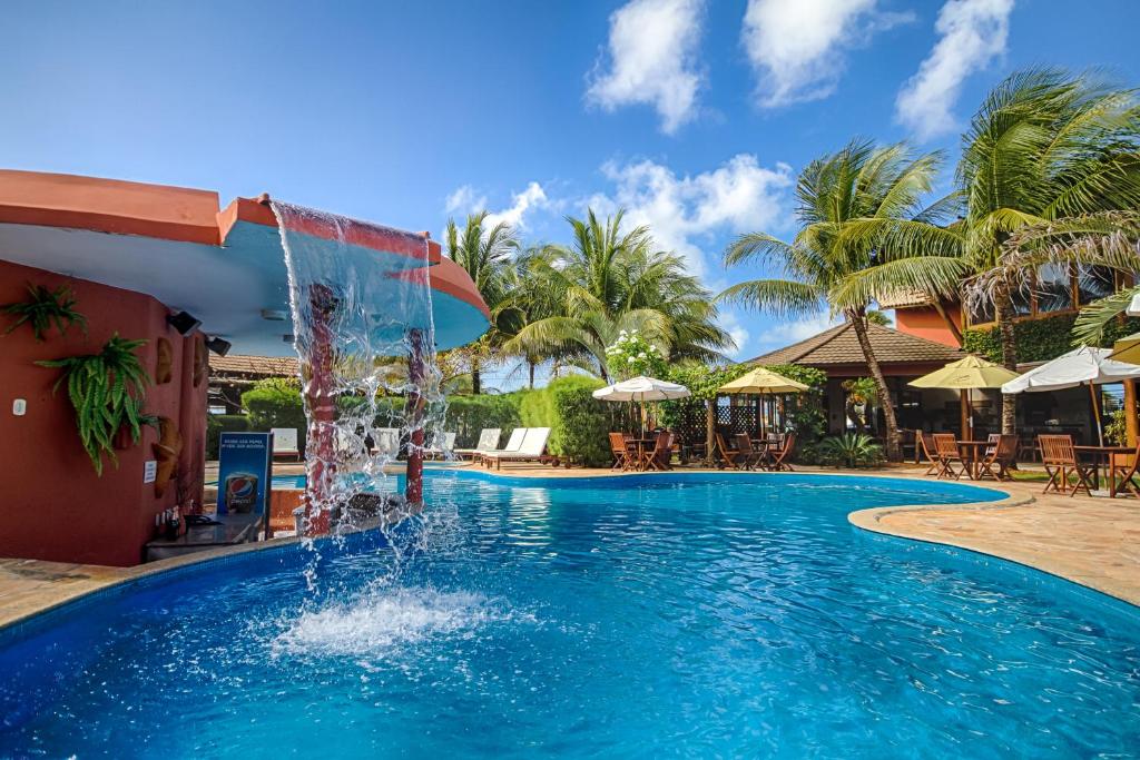 阿拉卡茹奥瑞纳生态海滩酒店的度假村的游泳池,设有喷泉