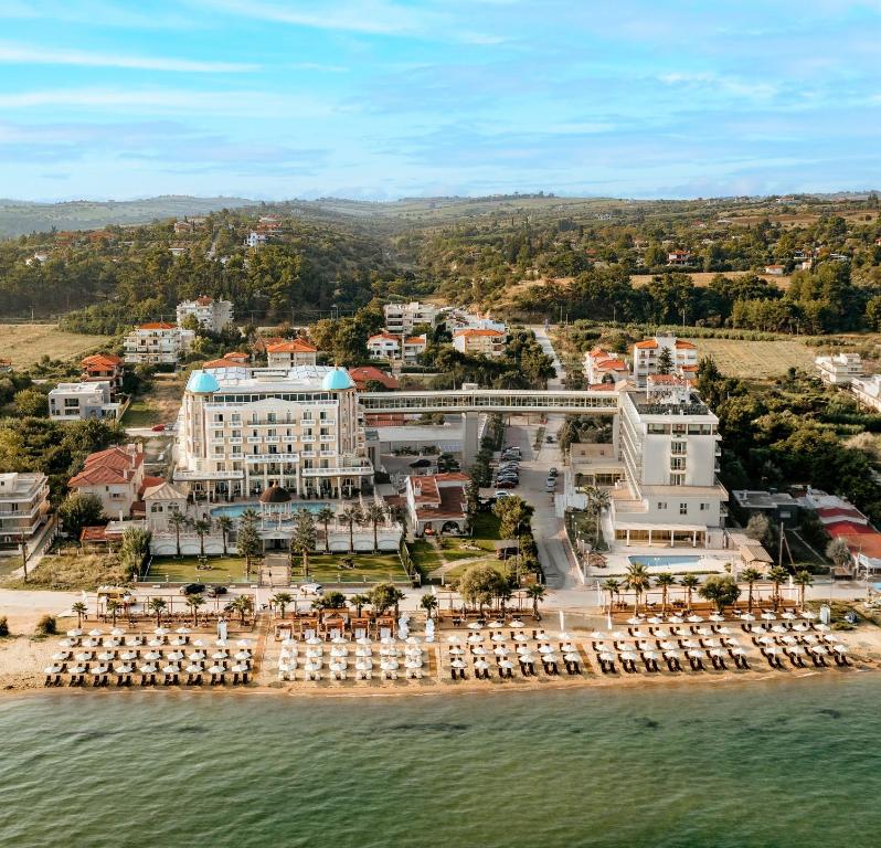 阿吉亚特拉萨Wellness Santa Hotel - adults plus12的海滩上的度假村的空中景致