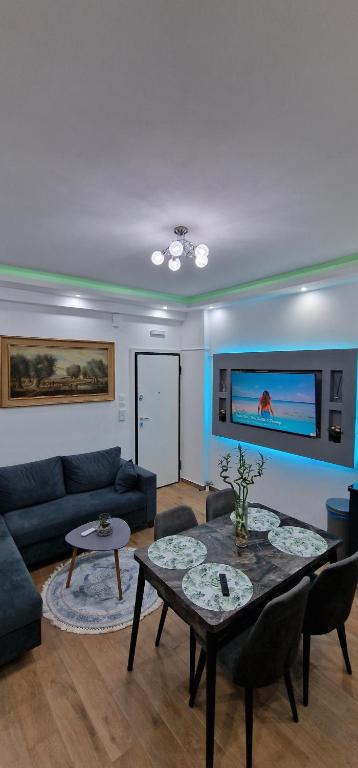 雅典Luxury apartment in Sepolia的客厅配有桌子和沙发