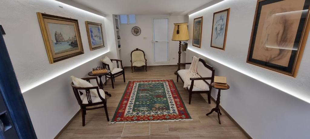 阿布鲁齐的罗塞托Dimora Mia的走廊上设有椅子和地毯