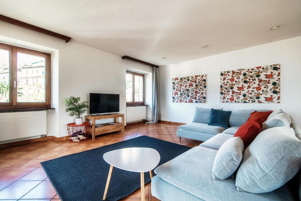 戈尔多拉Lilia Apartment by Quokka 360 - large flat with panoramic view of Locarno的客厅配有沙发和桌子