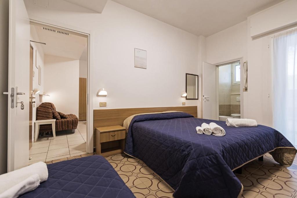 里乔内Residence Das Nest的一间酒店客房 - 带一张床和一间浴室