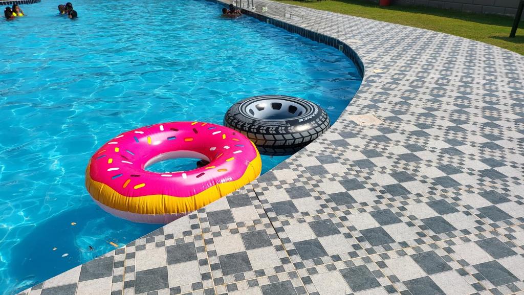 阿尔科兰Mona chalet "Families only" عائلات فقط的游泳池里的甜甜圈和轮胎