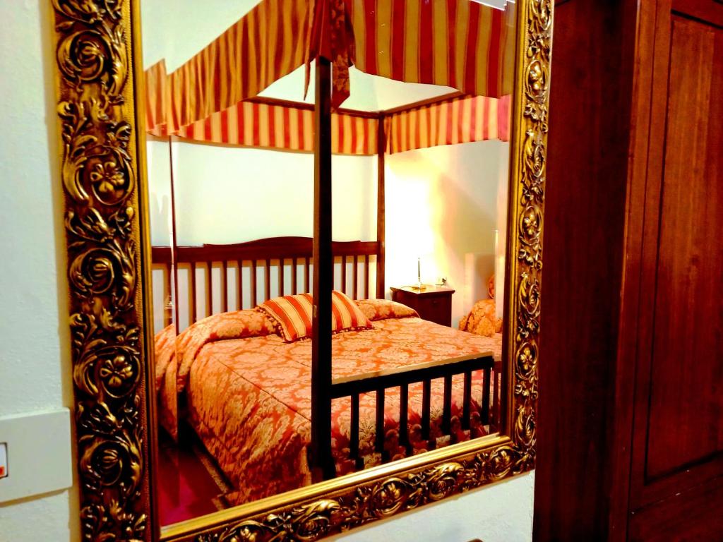 佛罗伦萨Hotel Tourist House - corner Santa Maria Novella Square - Florence的一间带镜子内床的卧室