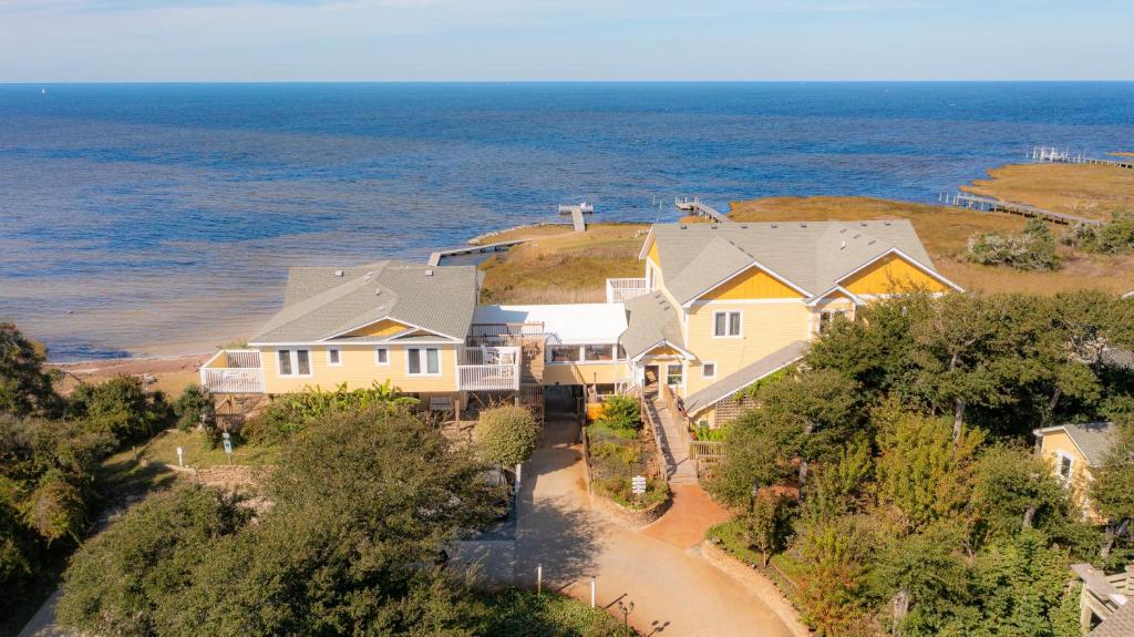 巴克斯顿The Inn on Pamlico Sound的房屋和海洋的空中景致