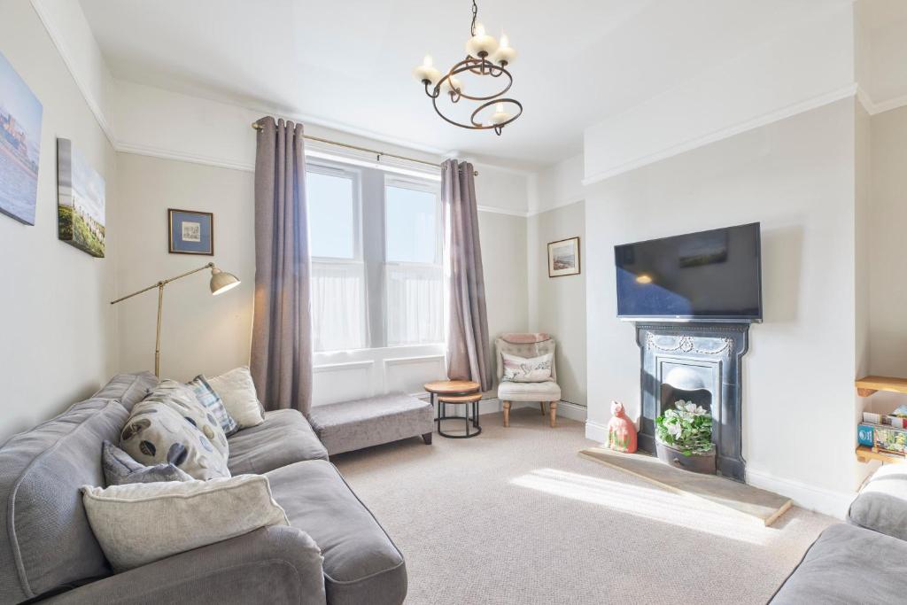 科布里奇Host & Stay - The Cottage in Corbridge的带沙发和壁炉的客厅