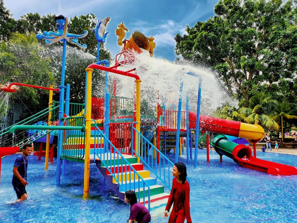 马六甲Melaka Top Largest Waterpark Resort - By YouBNB Homestay Melaka的一个带水滑梯的水上公园