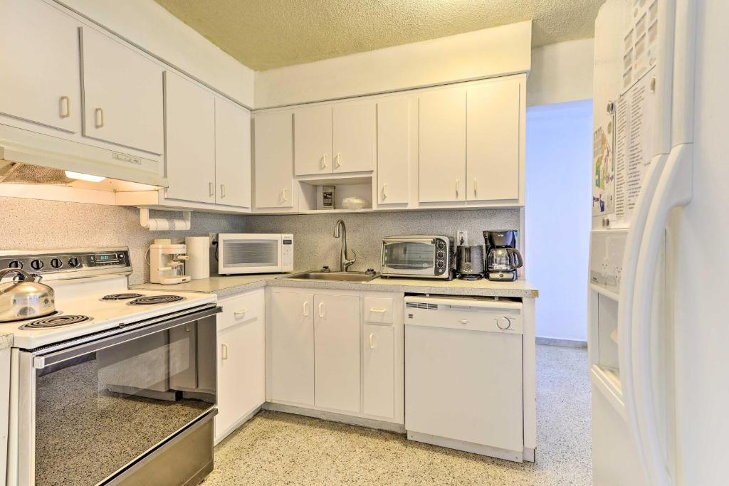 北迈阿密海滩North Miami Beach Rental Near Walking Park!的白色的厨房配有白色橱柜和电器