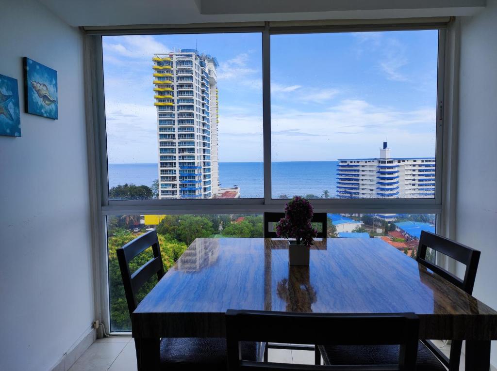 普拉亚科罗纳多Apartamentos en Playa Coronado的一张餐桌,享有海景
