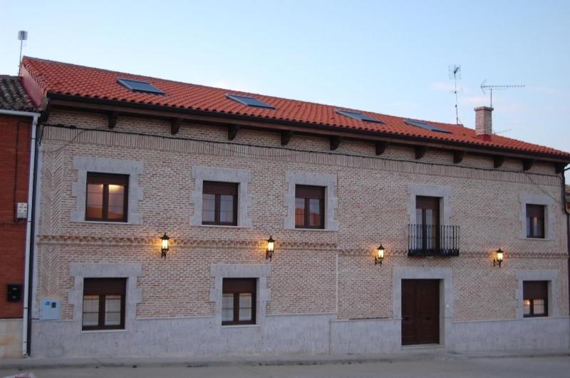 Villarmentero de Campos拉卡松纳德多尼亚佩特拉酒店的一座红屋顶的大型砖砌建筑