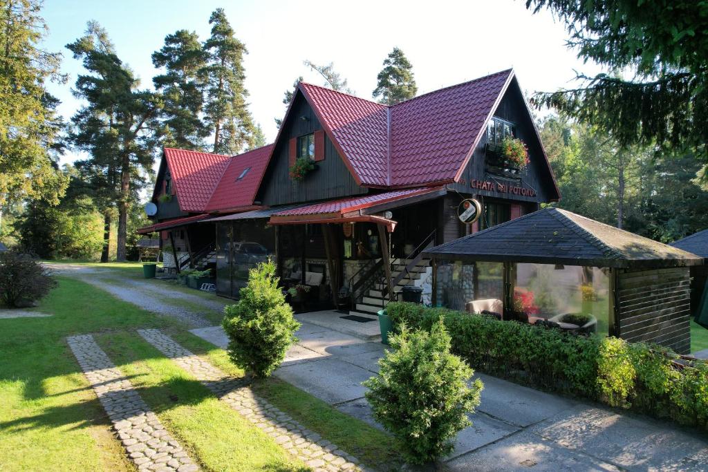 斯塔拉·里斯拉Chata Pri potoku的一座红色屋顶的房子和一个花园