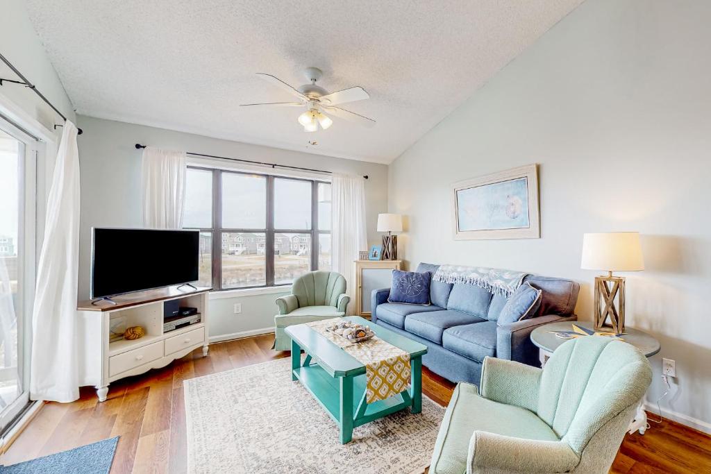 埃文High View的客厅配有蓝色的沙发和电视