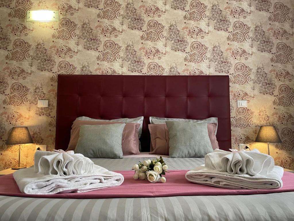 佛罗伦萨Porta alla Croce Guest House的一张配有白色毯子和枕头的大床