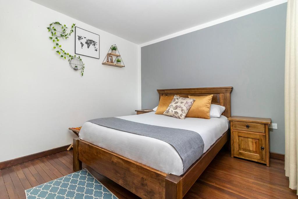 波哥大Corazon del Molino Corferias Bogota- Embajada Americana的一间卧室配有一张带木制床头板的床