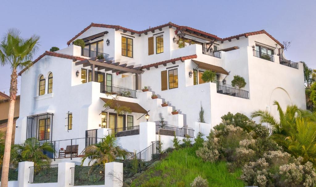 圣克莱门特North Beach Villa的棕榈树山丘上的白色房子