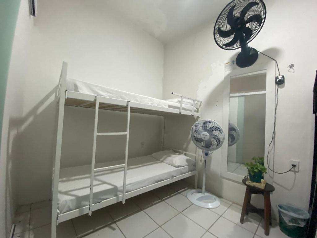 圣路易斯Guarnicê Hostel的客房设有双层床和镜子。