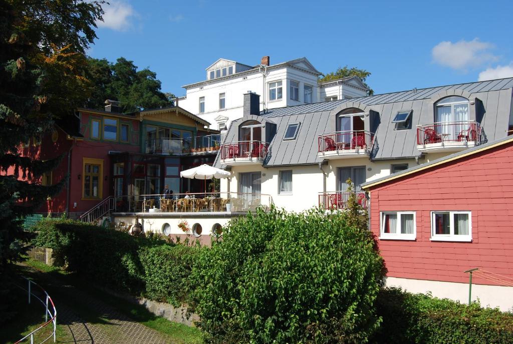 黑灵斯多夫埃德曼加尔尼旅馆的一排房子,有红白的建筑
