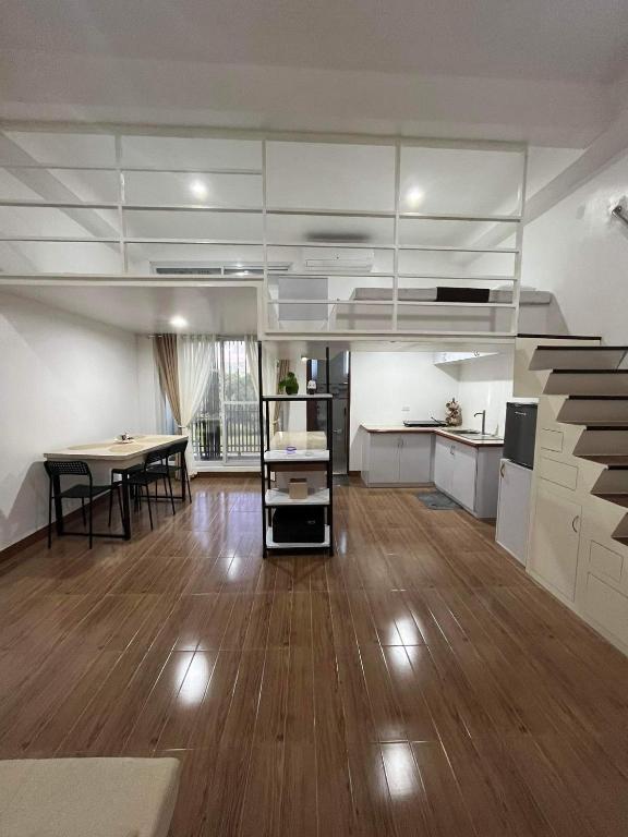 巴旺ARJ Property Rental Family Rooms的一个带桌子和厨房的大客厅
