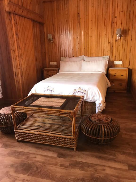 MirikSEWANS PLACE Homestay的一间卧室配有一张木墙床